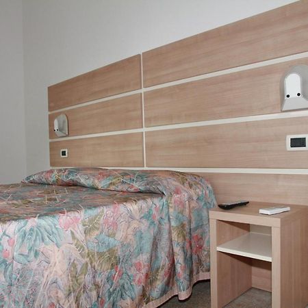 Hotel Villa Arlotti Римини Экстерьер фото