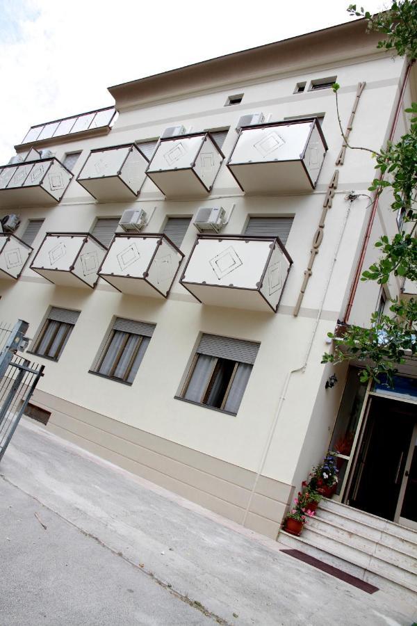 Hotel Villa Arlotti Римини Экстерьер фото