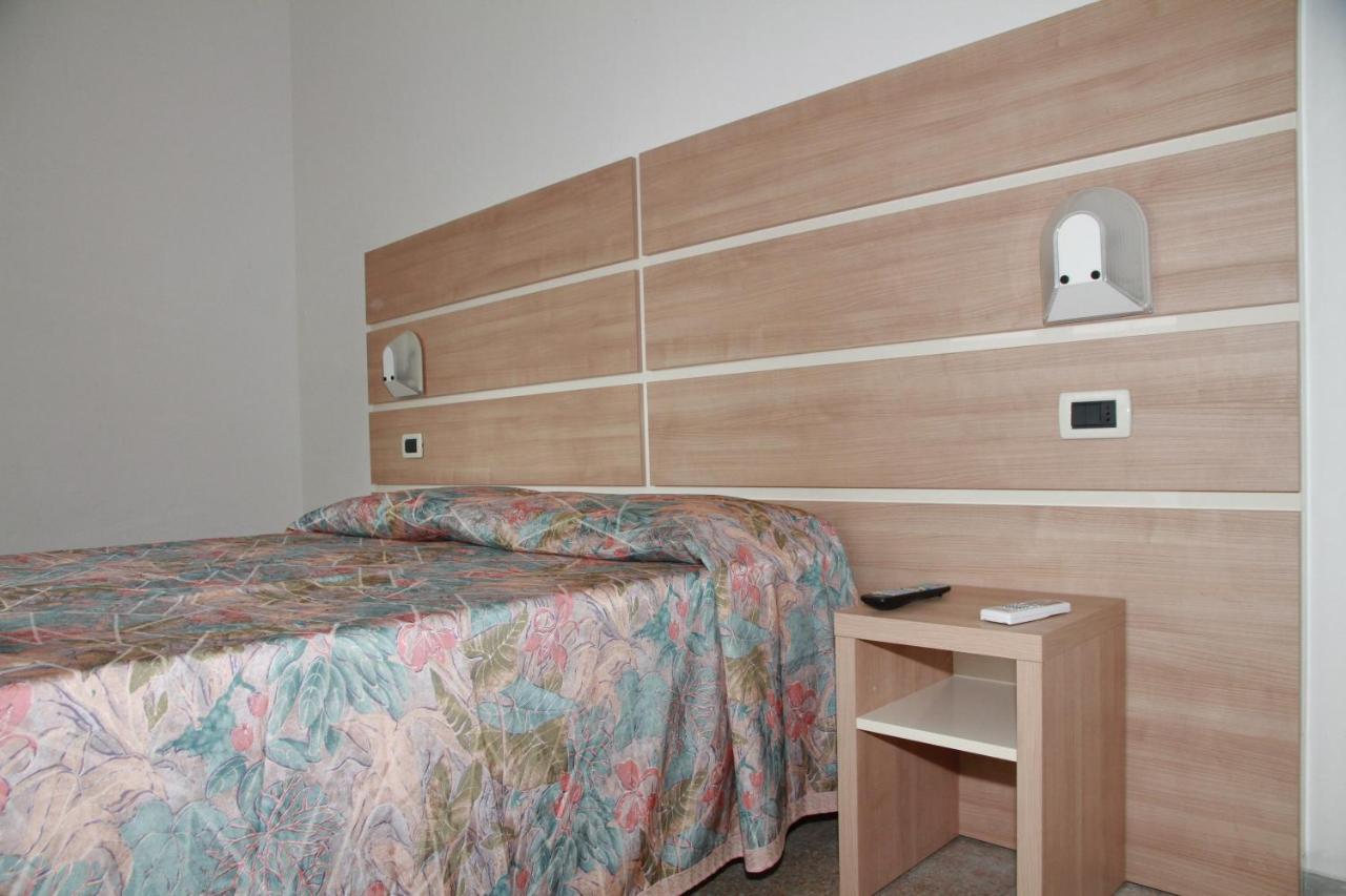 Hotel Villa Arlotti Римини Экстерьер фото