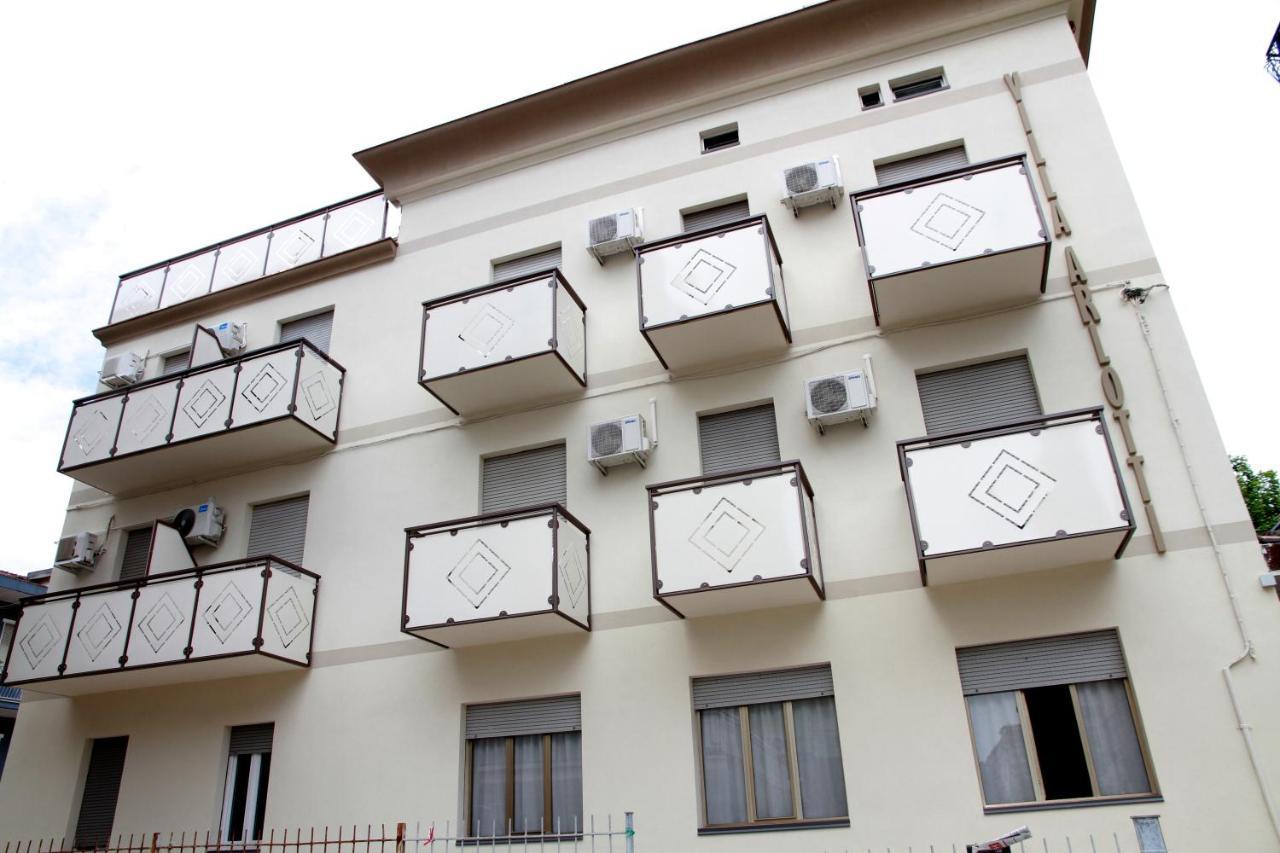 Hotel Villa Arlotti Римини Экстерьер фото