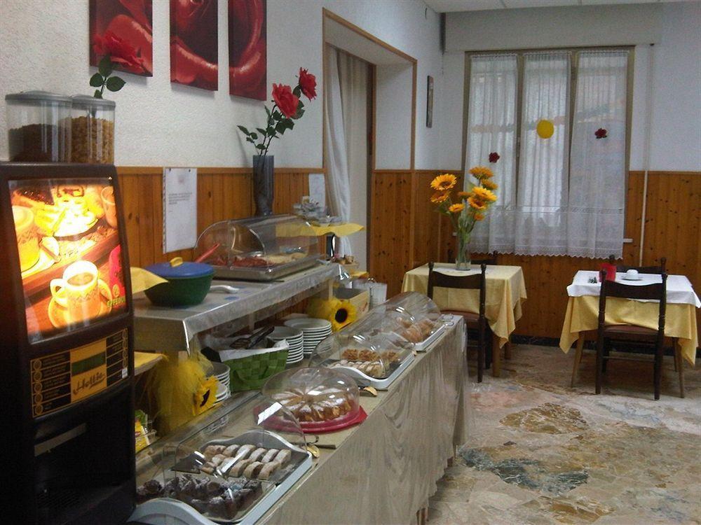 Hotel Villa Arlotti Римини Экстерьер фото