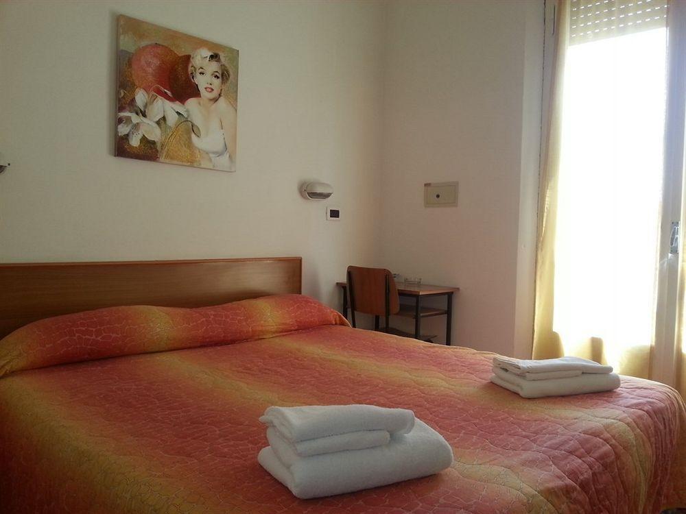 Hotel Villa Arlotti Римини Экстерьер фото