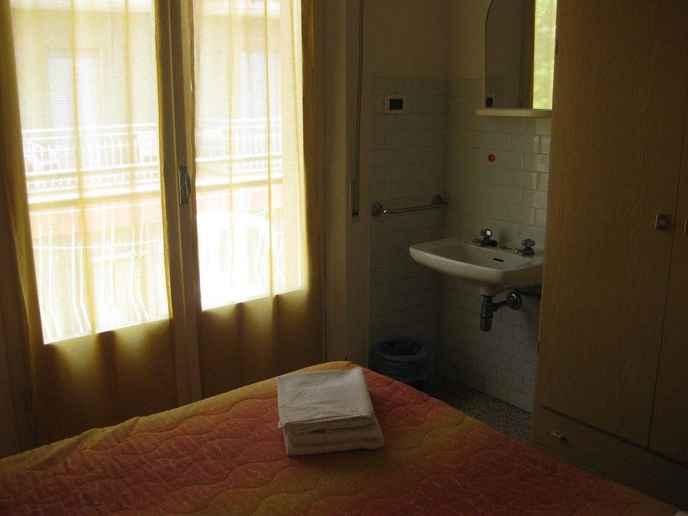 Hotel Villa Arlotti Римини Экстерьер фото