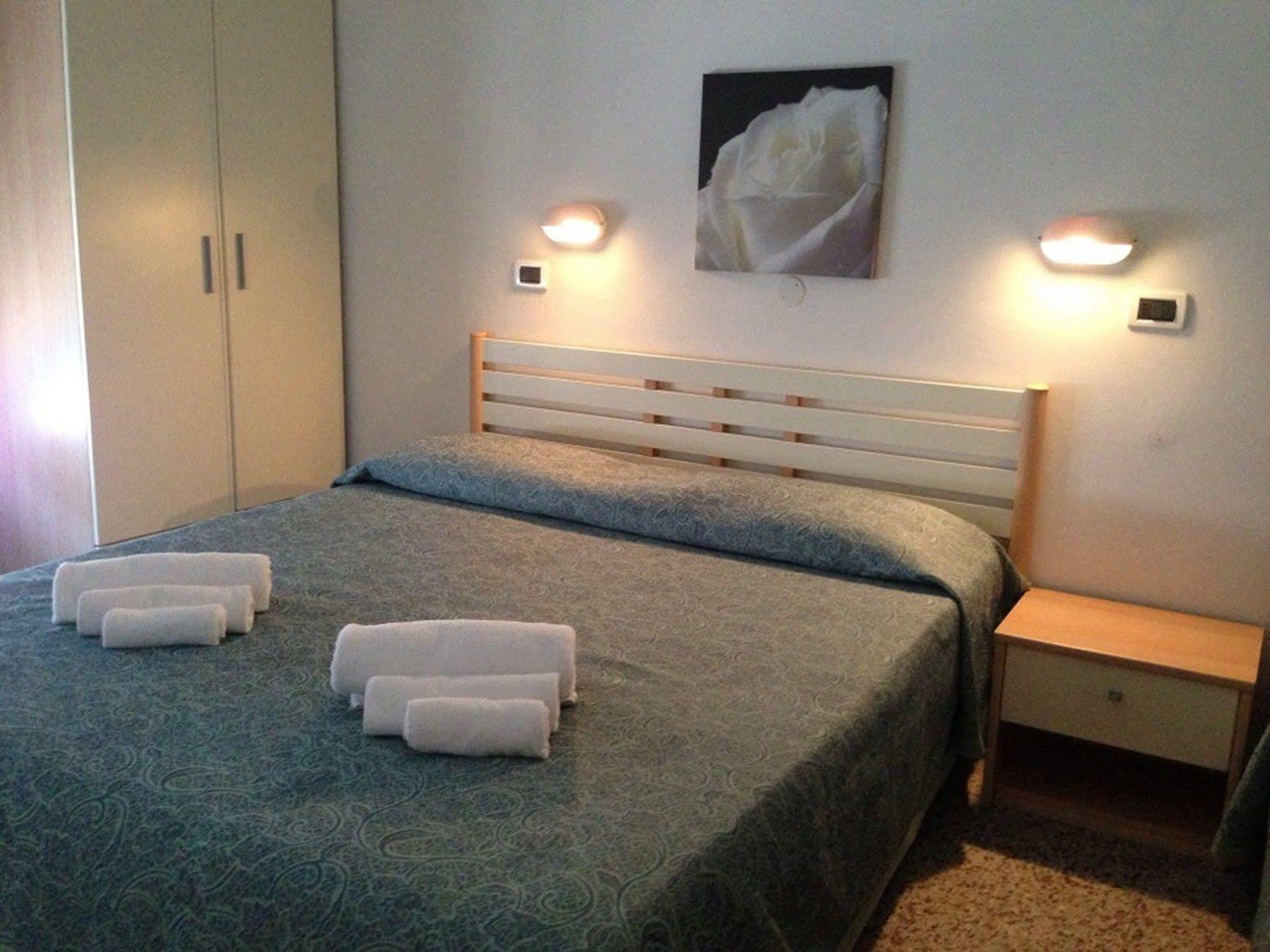 Hotel Villa Arlotti Римини Экстерьер фото