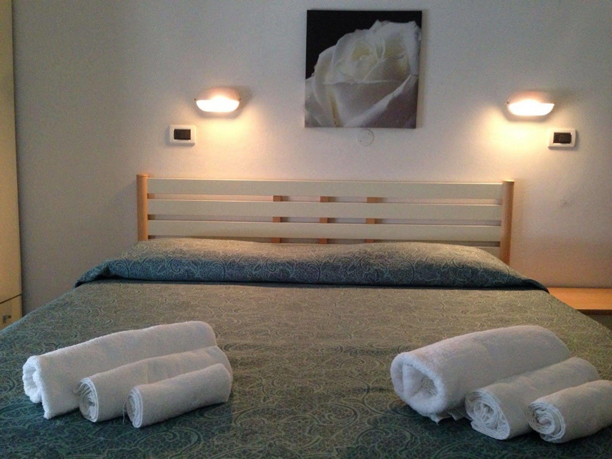 Hotel Villa Arlotti Римини Экстерьер фото