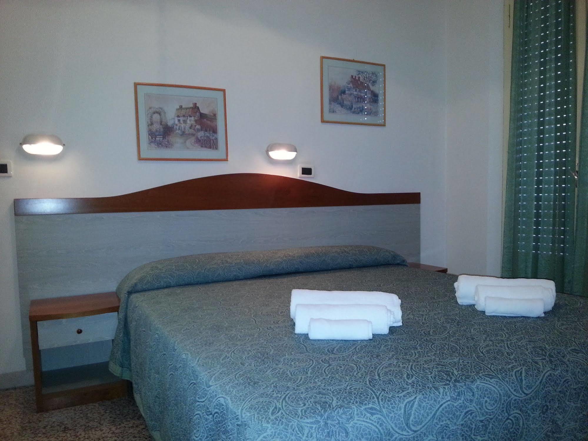 Hotel Villa Arlotti Римини Экстерьер фото