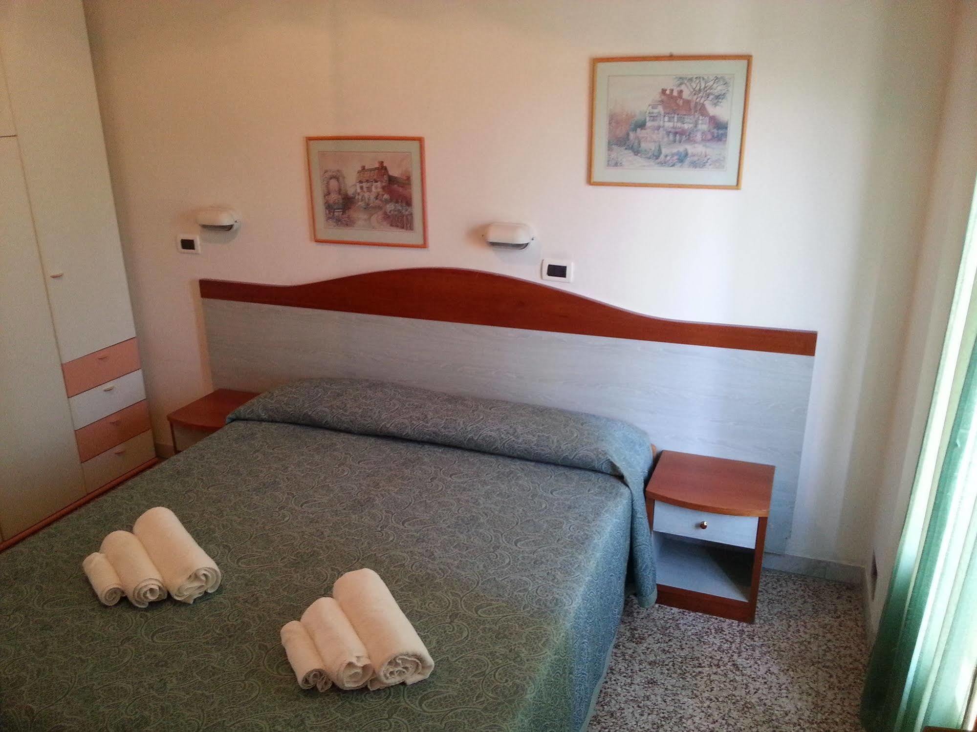 Hotel Villa Arlotti Римини Экстерьер фото