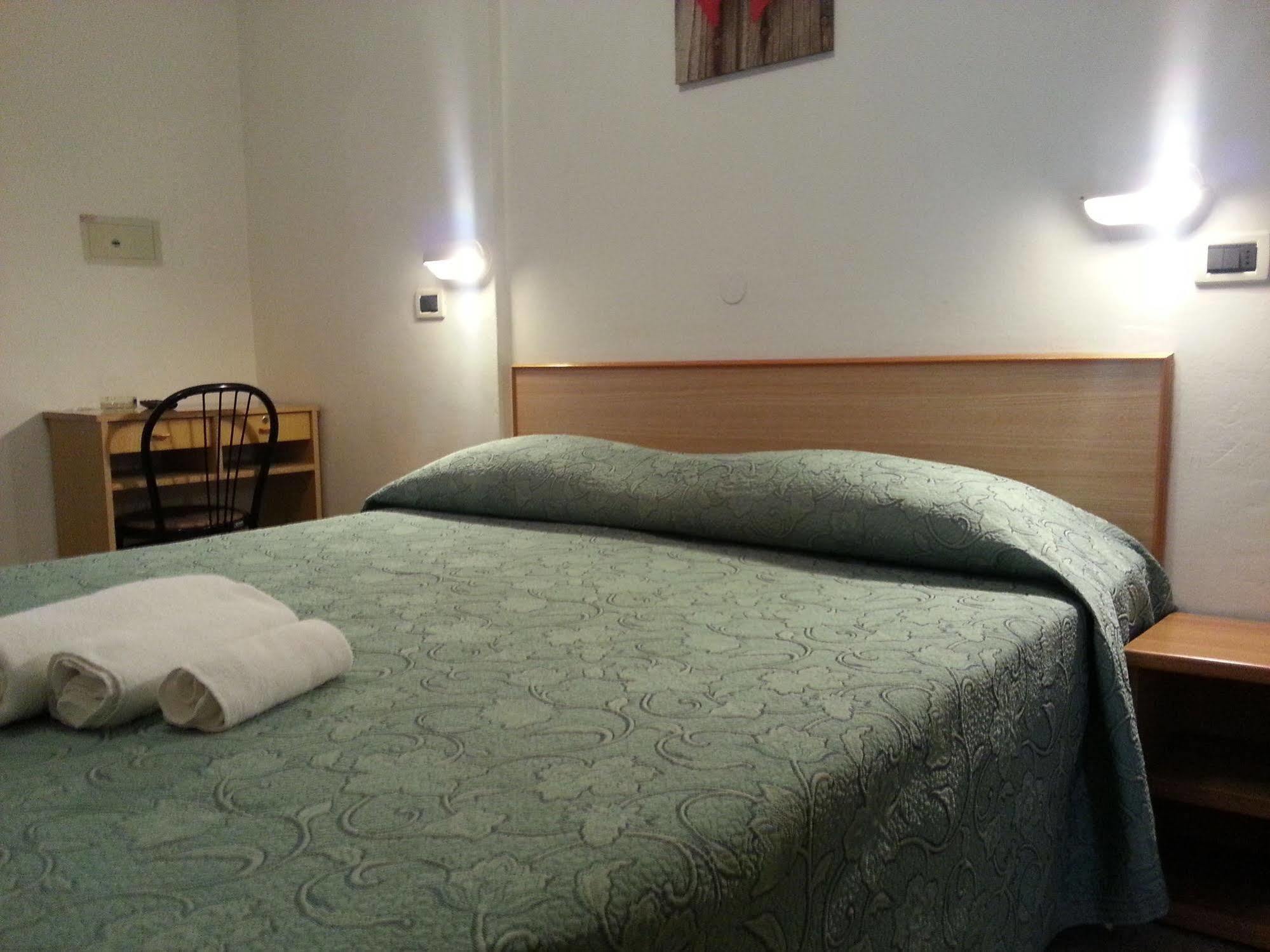 Hotel Villa Arlotti Римини Экстерьер фото