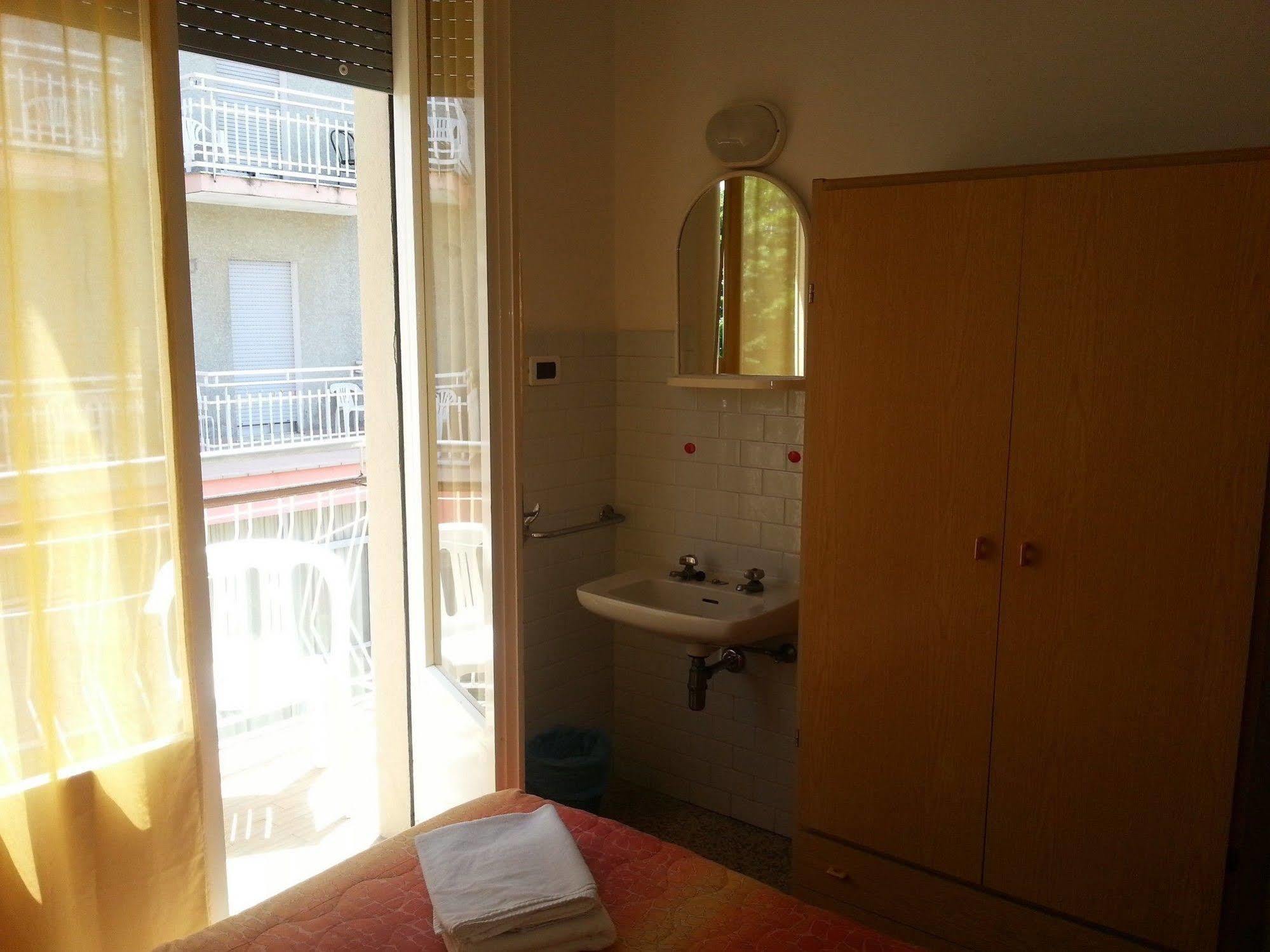 Hotel Villa Arlotti Римини Экстерьер фото